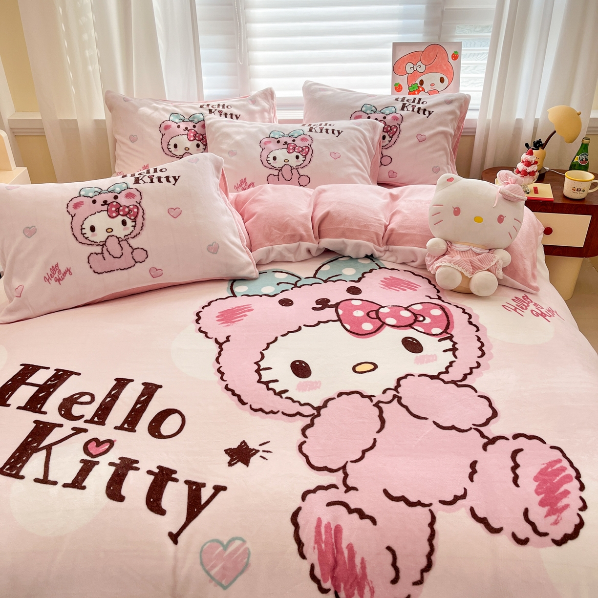 91家纺网 家纺一手货源 找家纺 金爱家 2025新品大版卡通平网数码印花加厚高克重牛奶绒皮卡丘系列四件套 绒大版-babykitty