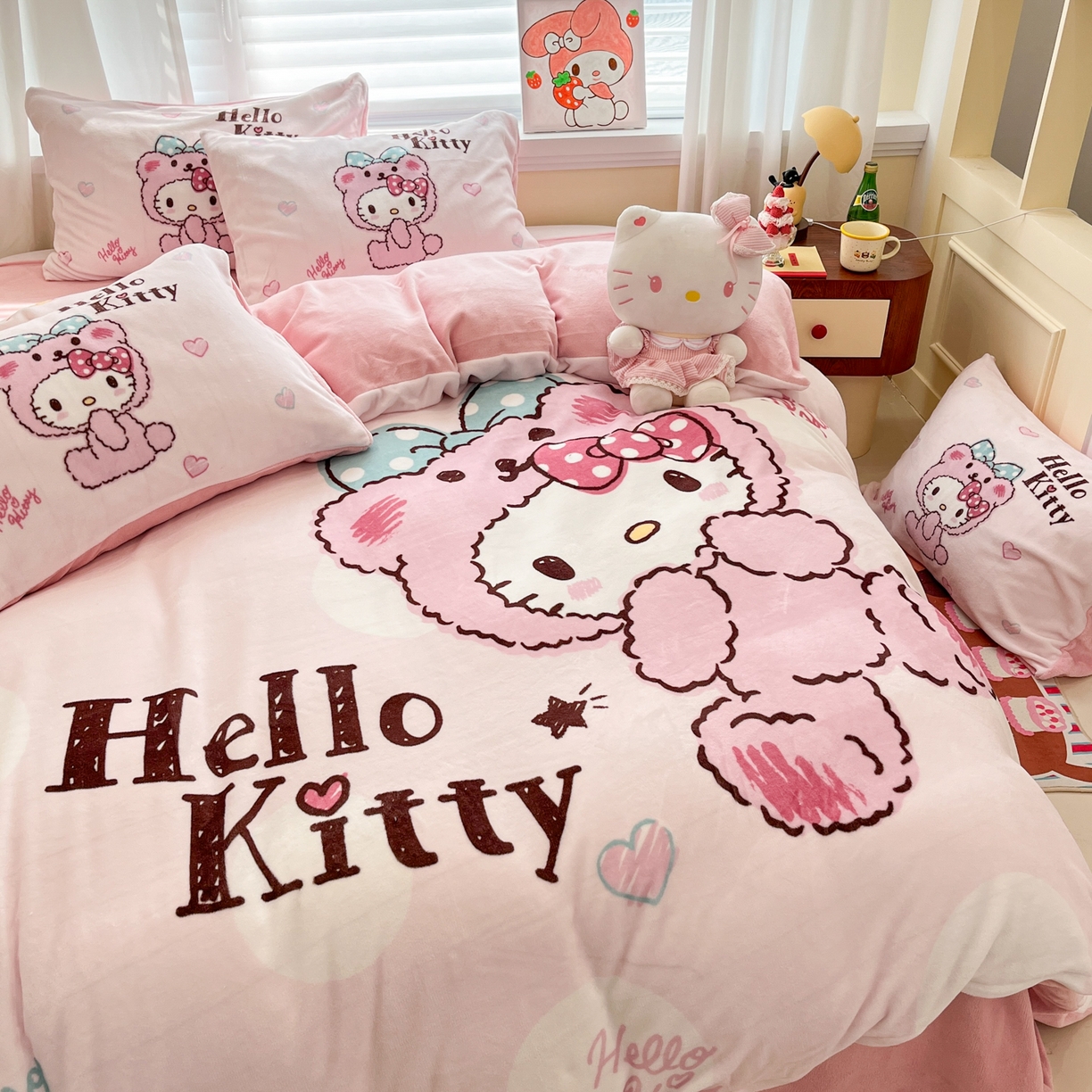 91家纺网 家纺一手货源 找家纺 金爱家 2025新品大版卡通平网数码印花加厚高克重牛奶绒皮卡丘系列四件套 绒大版-babykitty