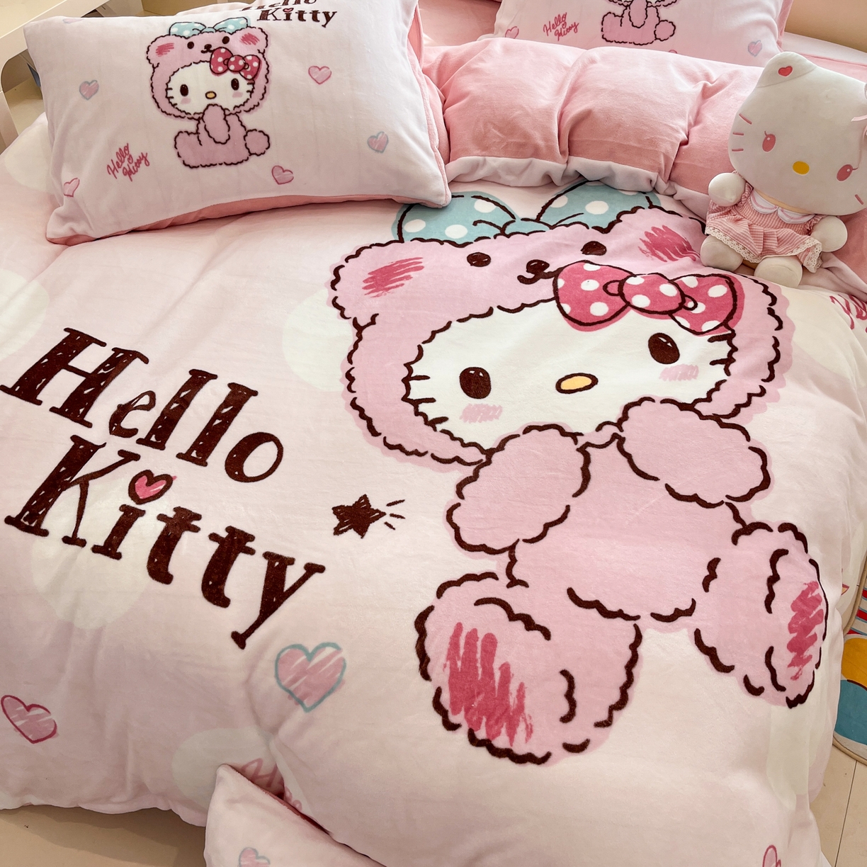 91家纺网 家纺一手货源 找家纺 金爱家 2025新品大版卡通平网数码印花加厚高克重牛奶绒皮卡丘系列四件套 绒大版-babykitty