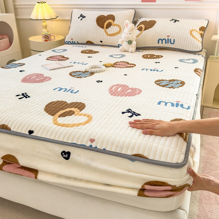 91家纺网 家纺一手货源 找家纺 （总）摩妮卡 2025新款小清新系列印花牛奶绒夹棉床笠三件套