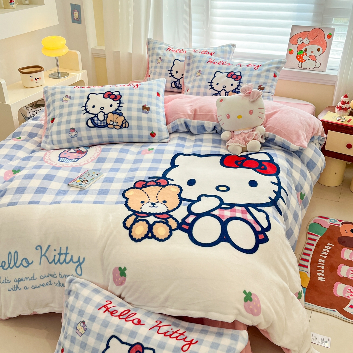 91家纺网 家纺一手货源 找家纺 金爱家 2025新品大版卡通平网数码印花加厚高克重牛奶绒皮卡丘系列四件套 绒大版-kt和熊