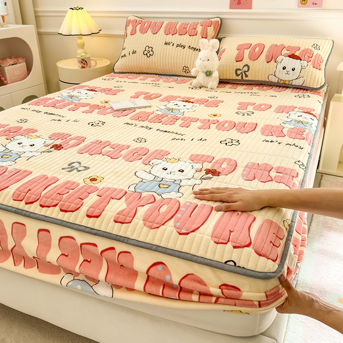 91家纺网 家纺一手货源 找家纺 （总）摩妮卡 2025新款小清新系列印花牛奶绒夹棉床笠三件套