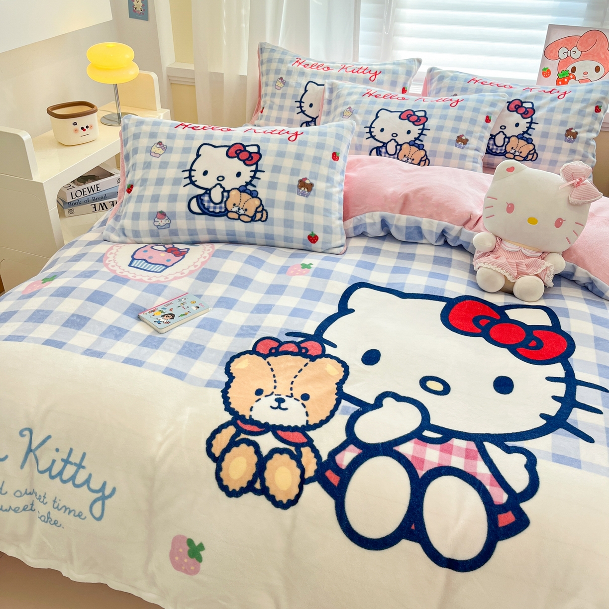 91家纺网 家纺一手货源 找家纺 金爱家 2025新品大版卡通平网数码印花加厚高克重牛奶绒皮卡丘系列四件套 绒大版-kt和熊