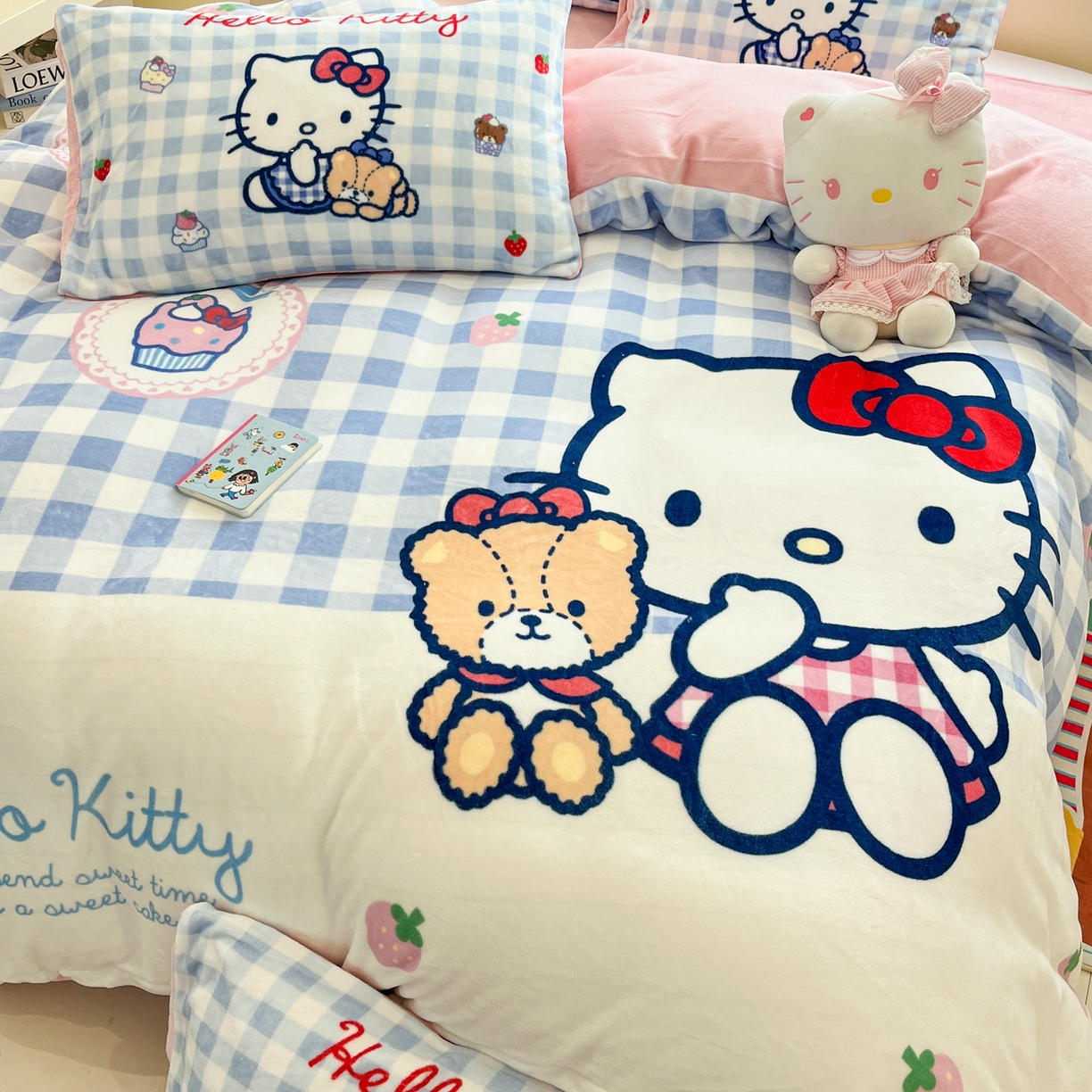 91家纺网 家纺一手货源 找家纺 金爱家 2025新品大版卡通平网数码印花加厚高克重牛奶绒皮卡丘系列四件套 绒大版-kt和熊