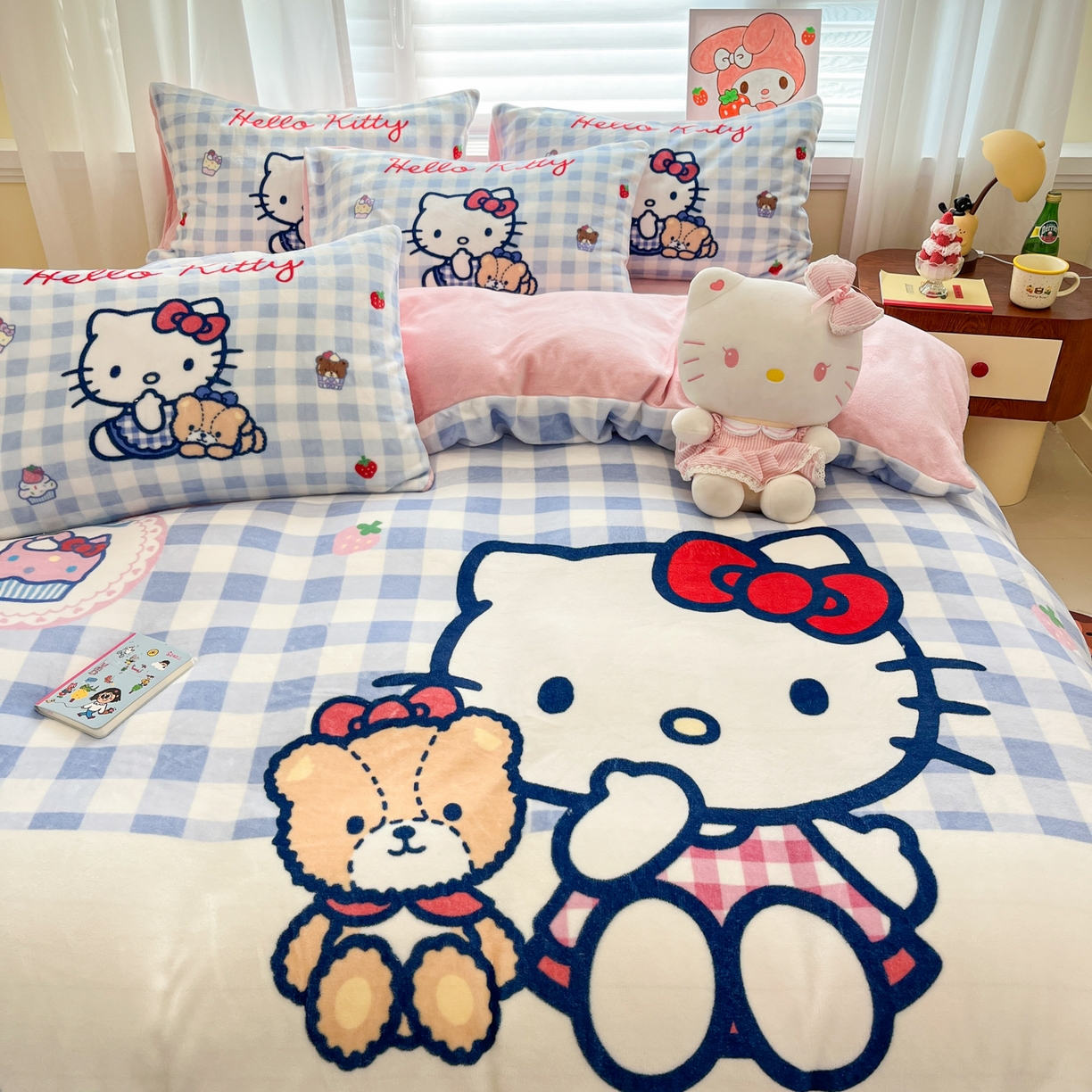 91家纺网 家纺一手货源 找家纺 金爱家 2025新品大版卡通平网数码印花加厚高克重牛奶绒皮卡丘系列四件套 绒大版-kt和熊