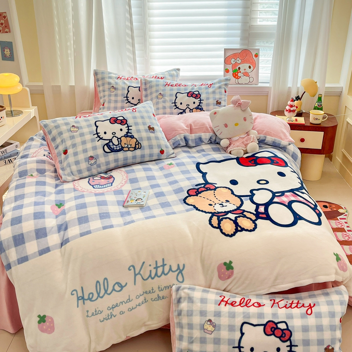 91家纺网 家纺一手货源 找家纺 金爱家 2025新品大版卡通平网数码印花加厚高克重牛奶绒皮卡丘系列四件套 绒大版-kt和熊