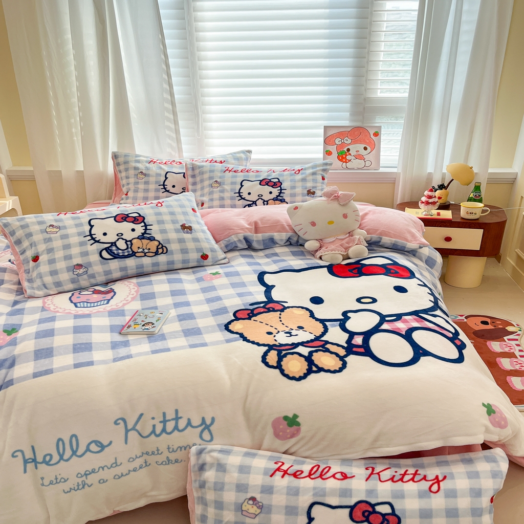 91家纺网 家纺一手货源 找家纺 金爱家 2025新品大版卡通平网数码印花加厚高克重牛奶绒皮卡丘系列四件套 绒大版-kt和熊