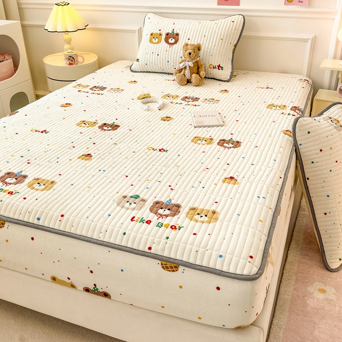 91家纺网 家纺一手货源 找家纺 摩妮卡 2025新款小清新系列印花牛奶绒夹棉床笠三件套 三只小熊