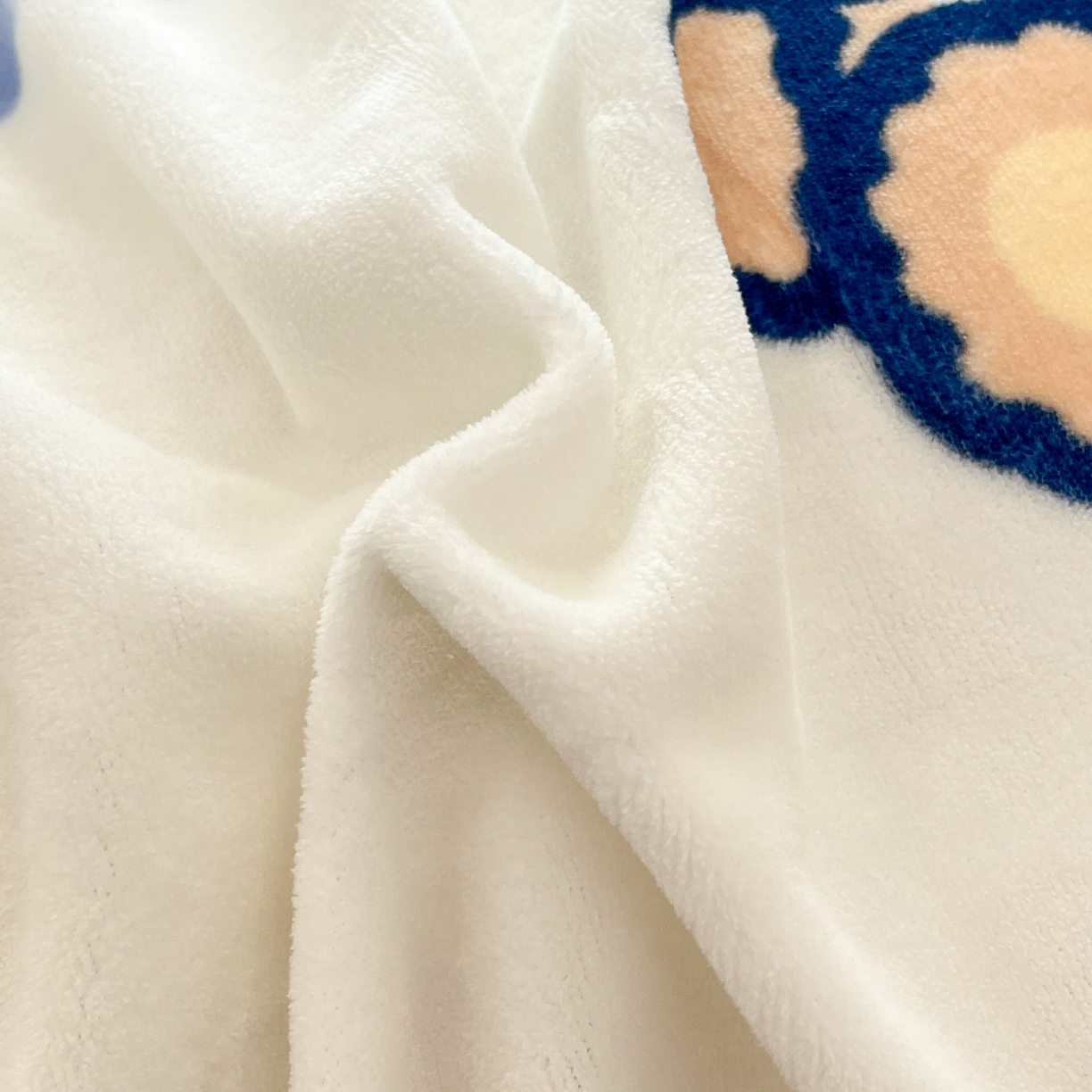 91家纺网 家纺一手货源 找家纺 金爱家 2025新品大版卡通平网数码印花加厚高克重牛奶绒皮卡丘系列四件套 绒大版-kt和熊