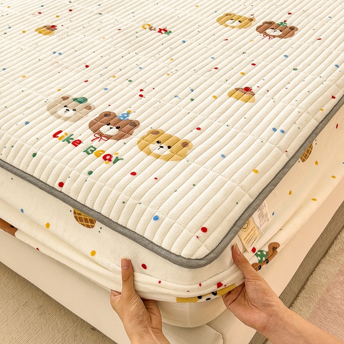 91家纺网 家纺一手货源 找家纺 摩妮卡 2025新款小清新系列印花牛奶绒夹棉床笠三件套 三只小熊