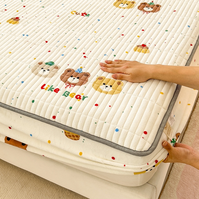 91家纺网 家纺一手货源 找家纺 摩妮卡 2025新款小清新系列印花牛奶绒夹棉床笠三件套 三只小熊