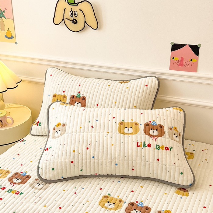 91家纺网 家纺一手货源 找家纺 摩妮卡 2025新款小清新系列印花牛奶绒夹棉床笠三件套 三只小熊