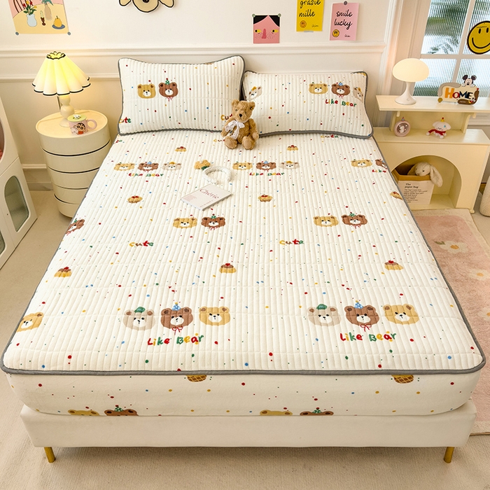 91家纺网 家纺一手货源 找家纺 摩妮卡 2025新款小清新系列印花牛奶绒夹棉床笠三件套 三只小熊