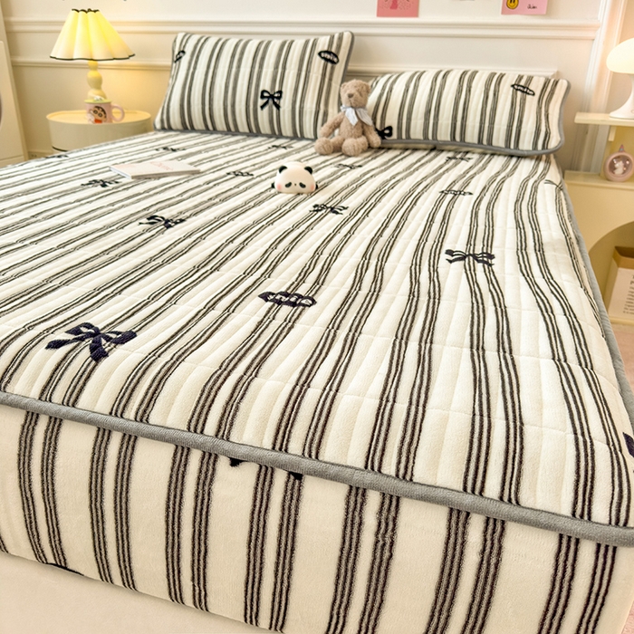 91家纺网 家纺一手货源 找家纺 摩妮卡 2025新款小清新系列印花牛奶绒夹棉床笠三件套 巴洛克暖阳