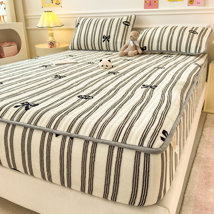 91家纺网 家纺一手货源 找家纺 摩妮卡 2025新款小清新系列印花牛奶绒夹棉床笠三件套 巴洛克暖阳