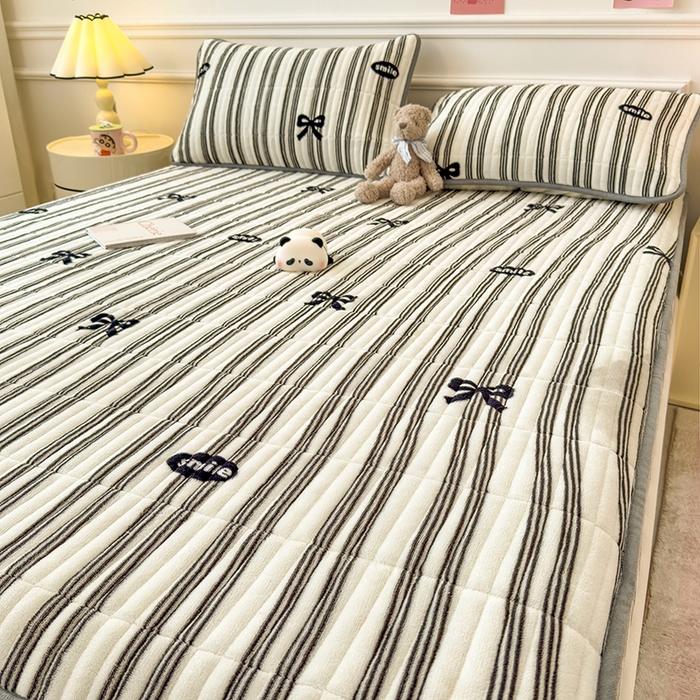 91家纺网 家纺一手货源 找家纺 摩妮卡 2025新款小清新系列印花牛奶绒夹棉床笠三件套 巴洛克暖阳