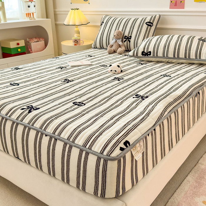 91家纺网 家纺一手货源 找家纺 摩妮卡 2025新款小清新系列印花牛奶绒夹棉床笠三件套 巴洛克暖阳