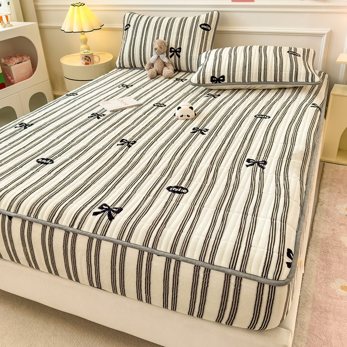 91家纺网 家纺一手货源 找家纺 摩妮卡 2025新款小清新系列印花牛奶绒夹棉床笠三件套 巴洛克暖阳