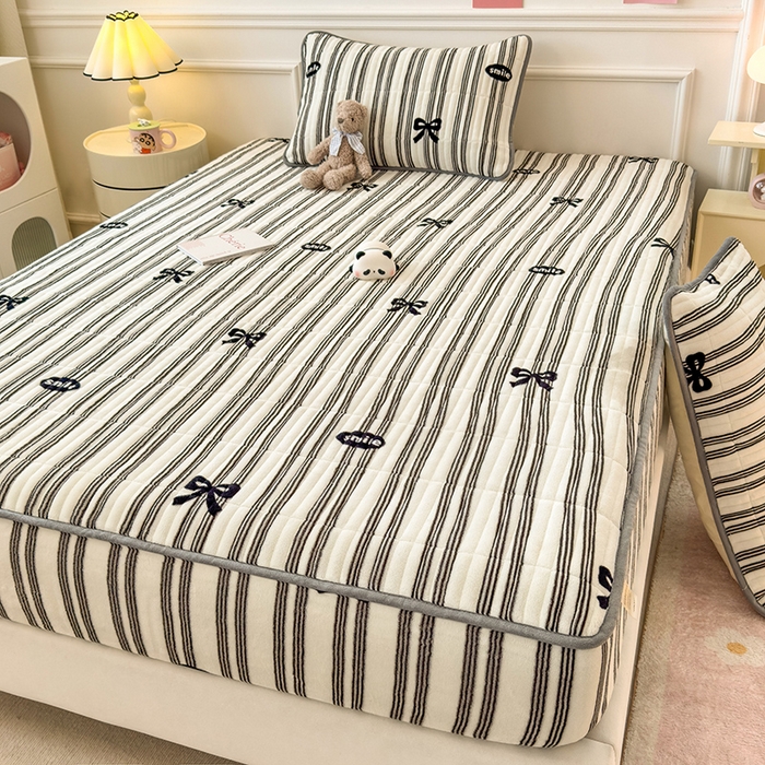 91家纺网 家纺一手货源 找家纺 摩妮卡 2025新款小清新系列印花牛奶绒夹棉床笠三件套 巴洛克暖阳