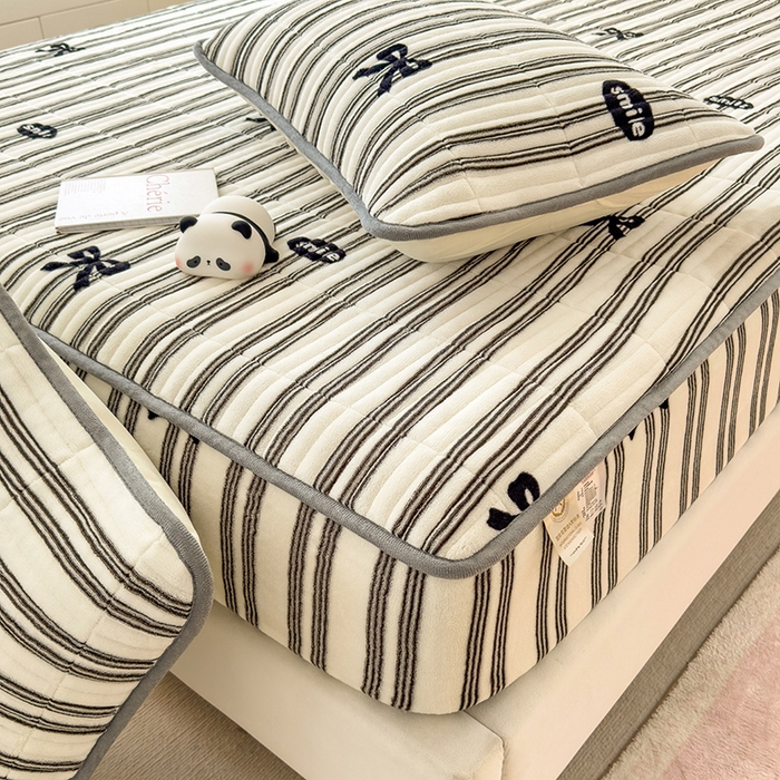 91家纺网 家纺一手货源 找家纺 摩妮卡 2025新款小清新系列印花牛奶绒夹棉床笠三件套 巴洛克暖阳