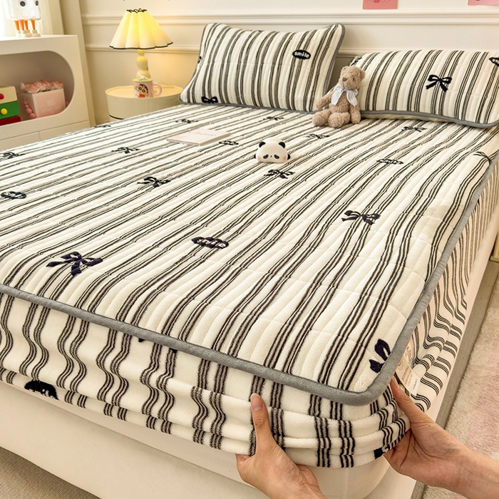 91家纺网 家纺一手货源 找家纺 摩妮卡 2025新款小清新系列印花牛奶绒夹棉床笠三件套 巴洛克暖阳