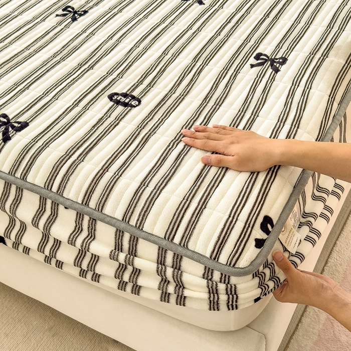 91家纺网 家纺一手货源 找家纺 摩妮卡 2025新款小清新系列印花牛奶绒夹棉床笠三件套 巴洛克暖阳