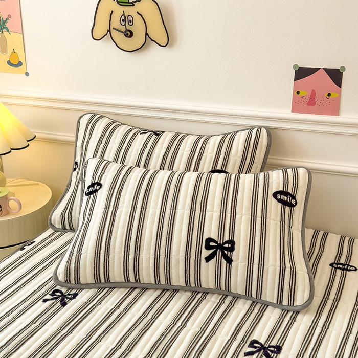 91家纺网 家纺一手货源 找家纺 摩妮卡 2025新款小清新系列印花牛奶绒夹棉床笠三件套 巴洛克暖阳