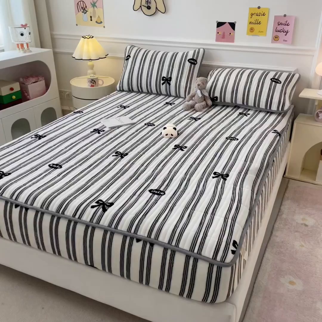 91家纺网 家纺一手货源 找家纺 摩妮卡 2025新款小清新系列印花牛奶绒夹棉床笠三件套 巴洛克暖阳