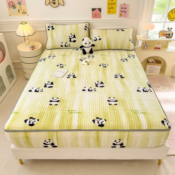 91家纺网 家纺一手货源 找家纺 摩妮卡 2025新款小清新系列印花牛奶绒夹棉床笠三件套 呆萌熊猫