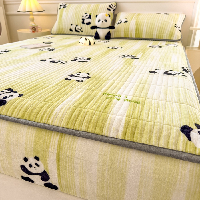 91家纺网 家纺一手货源 找家纺 摩妮卡 2025新款小清新系列印花牛奶绒夹棉床笠三件套 呆萌熊猫