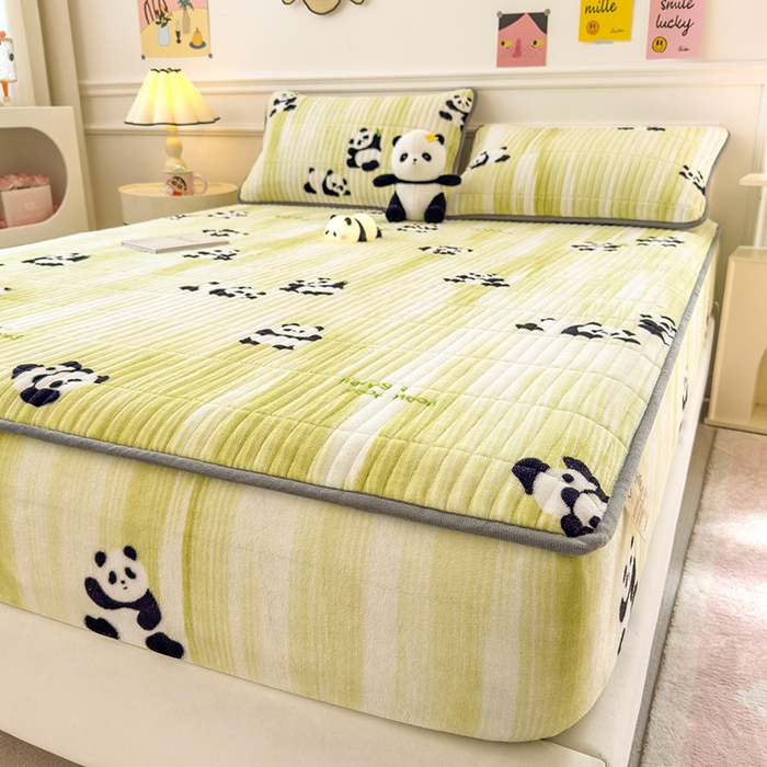 91家纺网 家纺一手货源 找家纺 摩妮卡 2025新款小清新系列印花牛奶绒夹棉床笠三件套 呆萌熊猫