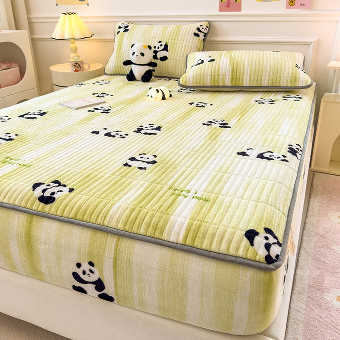 91家纺网 家纺一手货源 找家纺 摩妮卡 2025新款小清新系列印花牛奶绒夹棉床笠三件套 呆萌熊猫