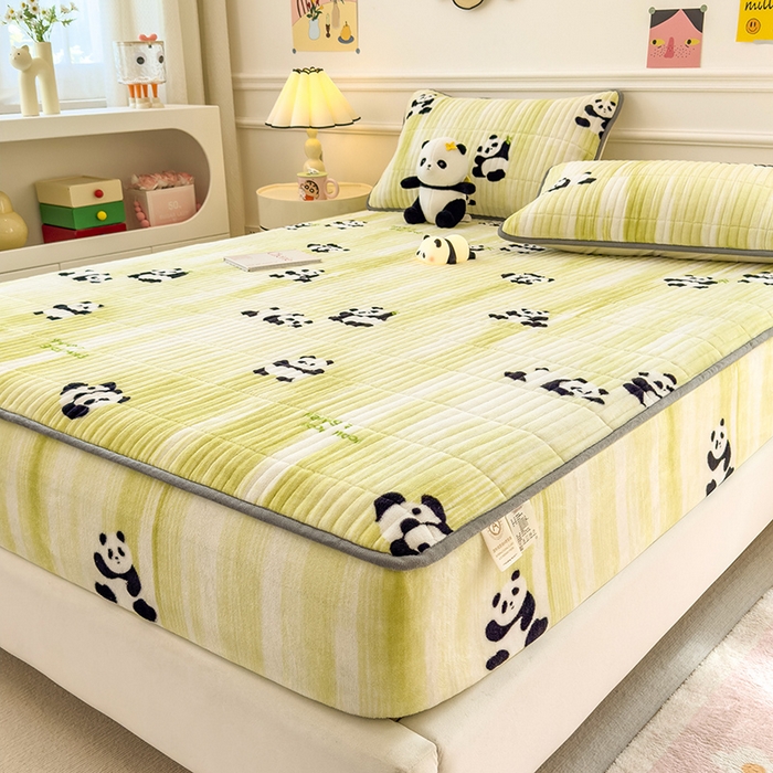 91家纺网 家纺一手货源 找家纺 摩妮卡 2025新款小清新系列印花牛奶绒夹棉床笠三件套 呆萌熊猫