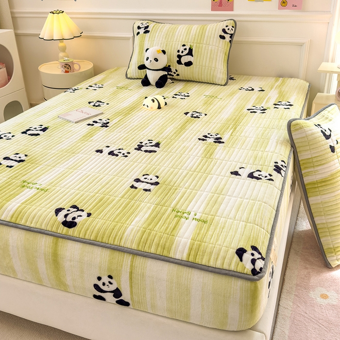 91家纺网 家纺一手货源 找家纺 摩妮卡 2025新款小清新系列印花牛奶绒夹棉床笠三件套 呆萌熊猫