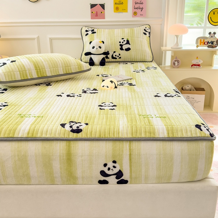 91家纺网 家纺一手货源 找家纺 摩妮卡 2025新款小清新系列印花牛奶绒夹棉床笠三件套 呆萌熊猫