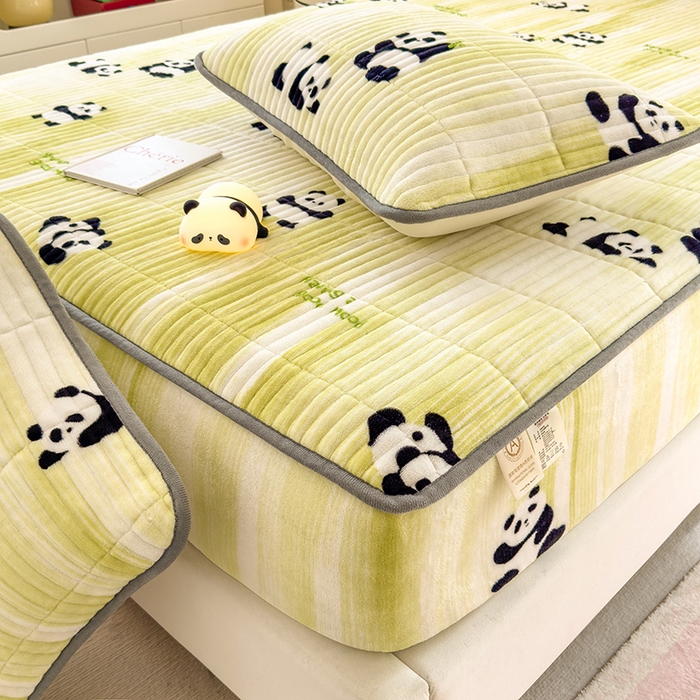 91家纺网 家纺一手货源 找家纺 摩妮卡 2025新款小清新系列印花牛奶绒夹棉床笠三件套 呆萌熊猫