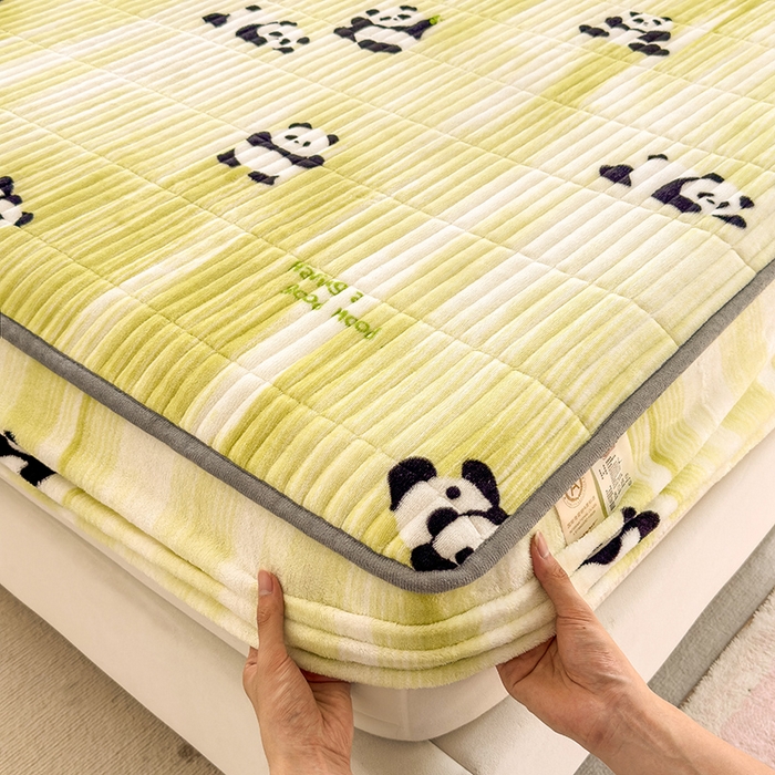 91家纺网 家纺一手货源 找家纺 摩妮卡 2025新款小清新系列印花牛奶绒夹棉床笠三件套 呆萌熊猫