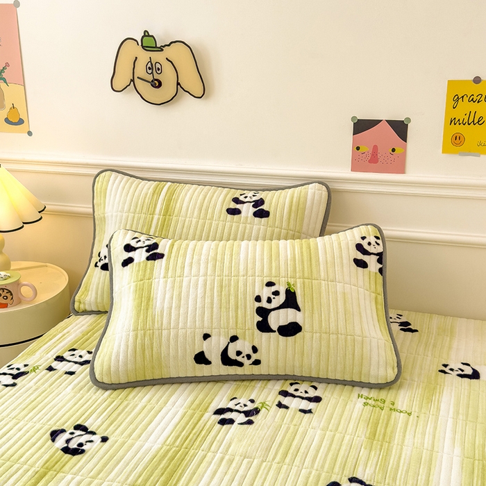 91家纺网 家纺一手货源 找家纺 摩妮卡 2025新款小清新系列印花牛奶绒夹棉床笠三件套 呆萌熊猫