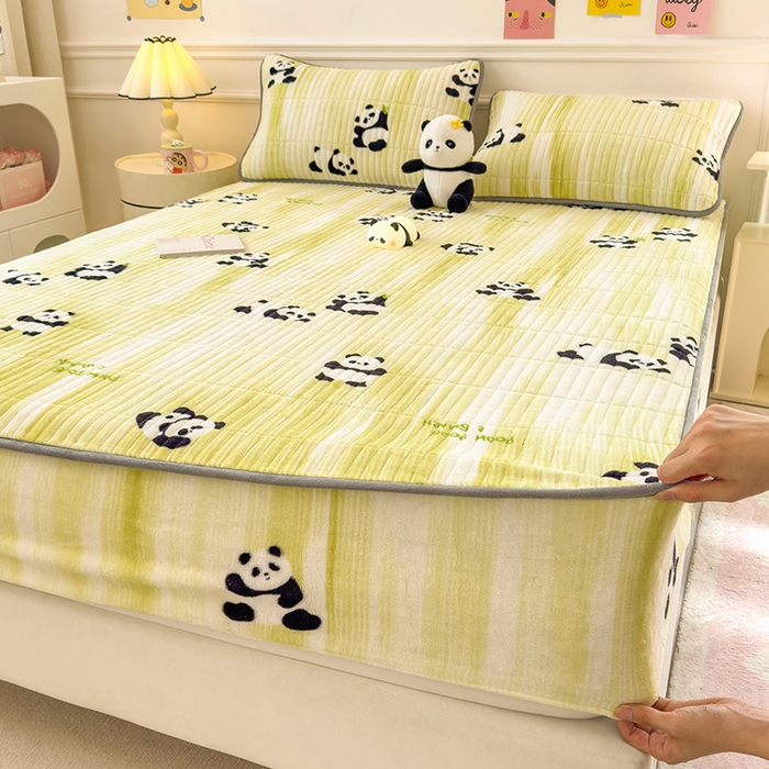 91家纺网 家纺一手货源 找家纺 摩妮卡 2025新款小清新系列印花牛奶绒夹棉床笠三件套 呆萌熊猫