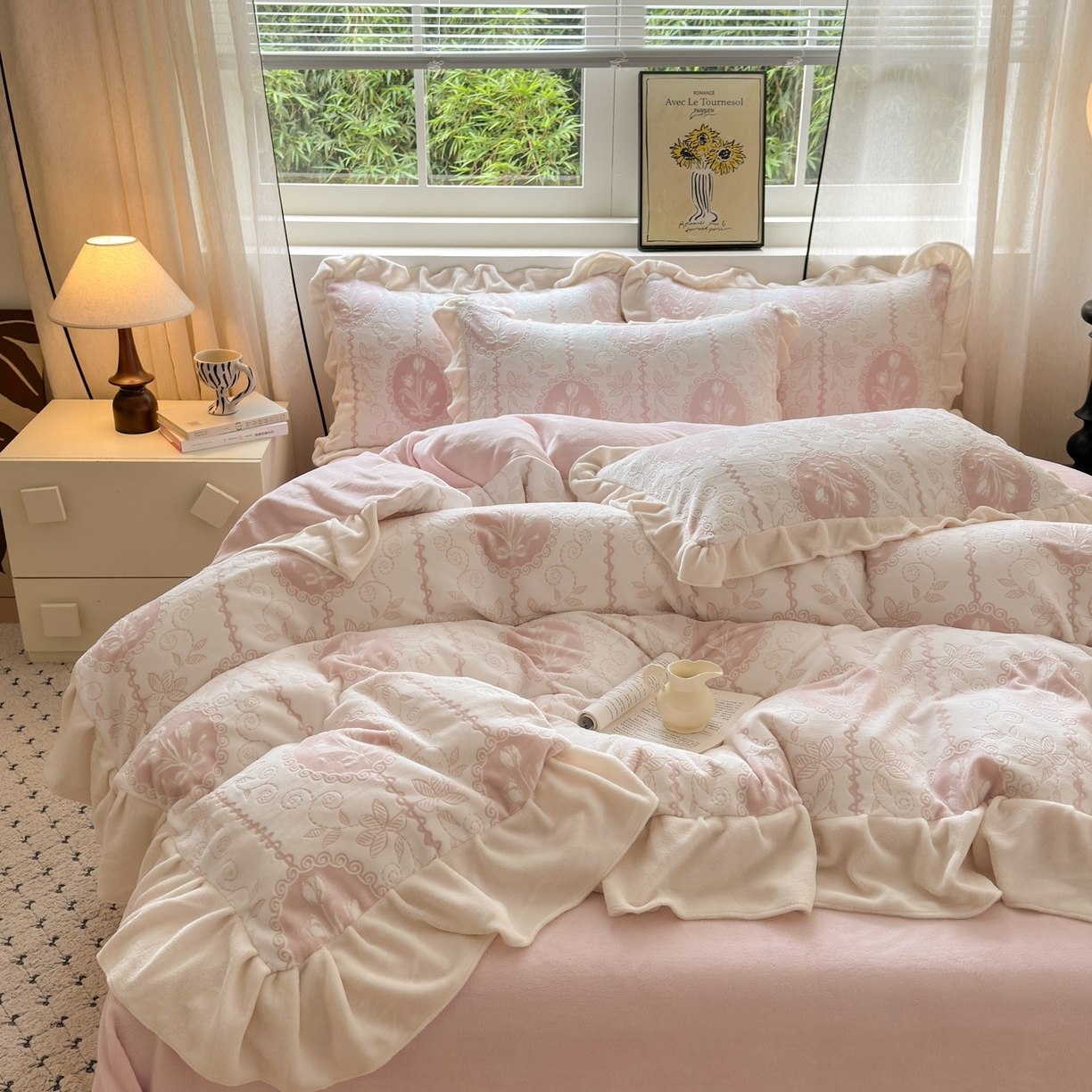 91家纺网 家纺一手货源 找家纺 （总）德比尔斯  2025新款韩版白色花边雕花烂花牛奶绒四件套