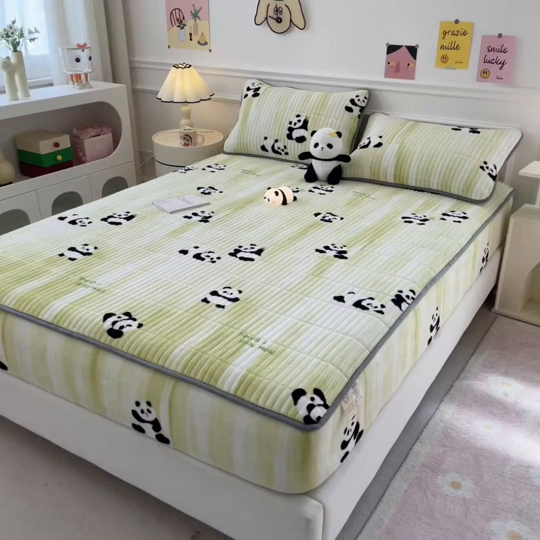 91家纺网 家纺一手货源 找家纺 摩妮卡 2025新款小清新系列印花牛奶绒夹棉床笠三件套 呆萌熊猫