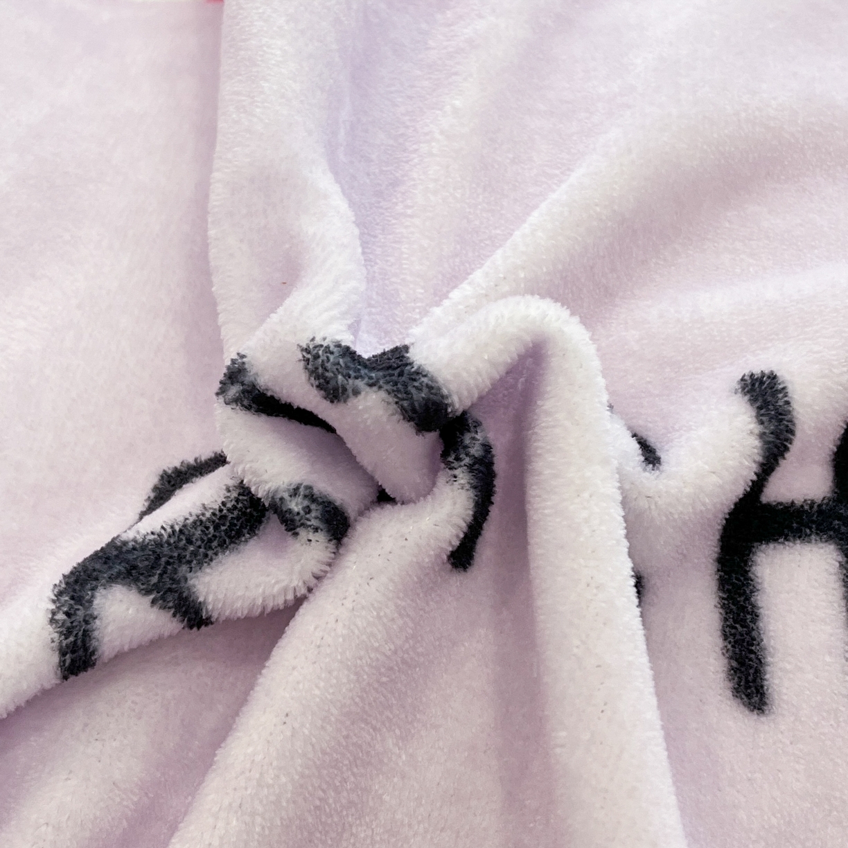 91家纺网 家纺一手货源 找家纺 金爱家 2025新品大版卡通平网数码印花加厚高克重牛奶绒皮卡丘系列四件套 绒大版-巴库库洛米