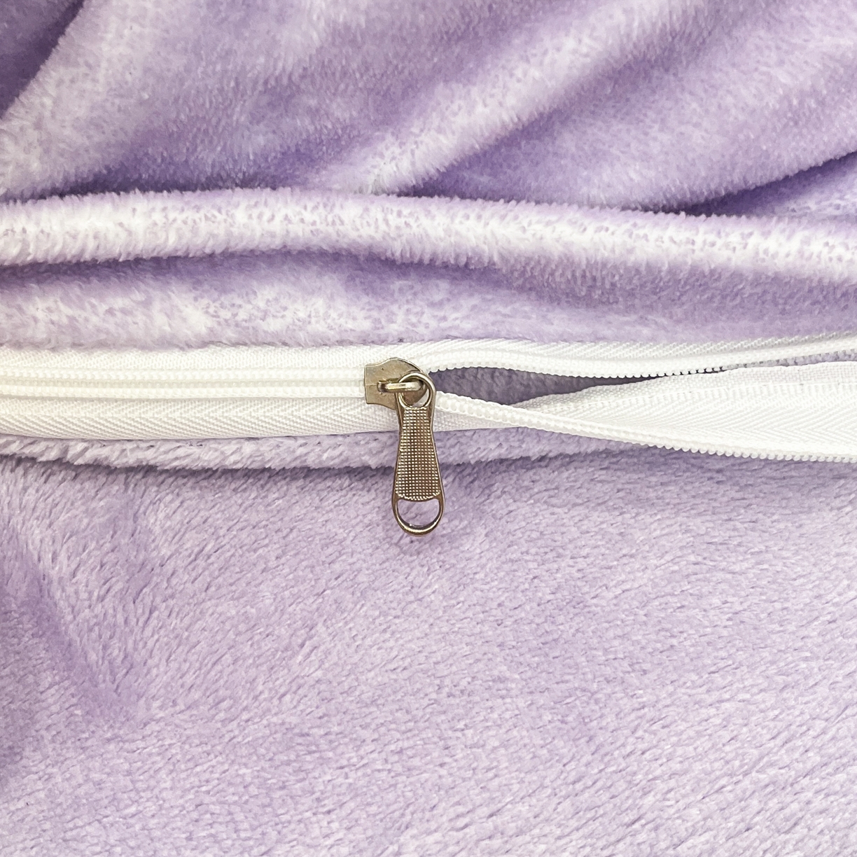 91家纺网 家纺一手货源 找家纺 金爱家 2025新品大版卡通平网数码印花加厚高克重牛奶绒皮卡丘系列四件套 绒大版-巴库库洛米