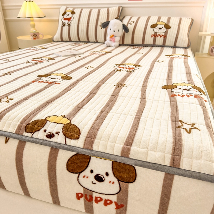 91家纺网 家纺一手货源 找家纺 摩妮卡 2025新款小清新系列印花牛奶绒夹棉床笠三件套 嘟嘟狗