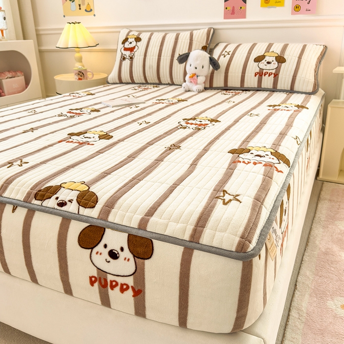 91家纺网 家纺一手货源 找家纺 摩妮卡 2025新款小清新系列印花牛奶绒夹棉床笠三件套 嘟嘟狗