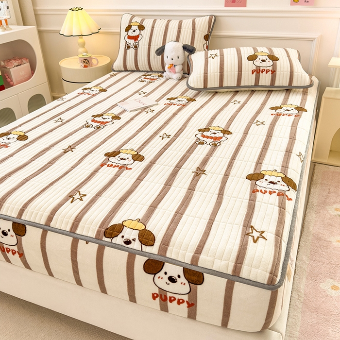 91家纺网 家纺一手货源 找家纺 摩妮卡 2025新款小清新系列印花牛奶绒夹棉床笠三件套 嘟嘟狗