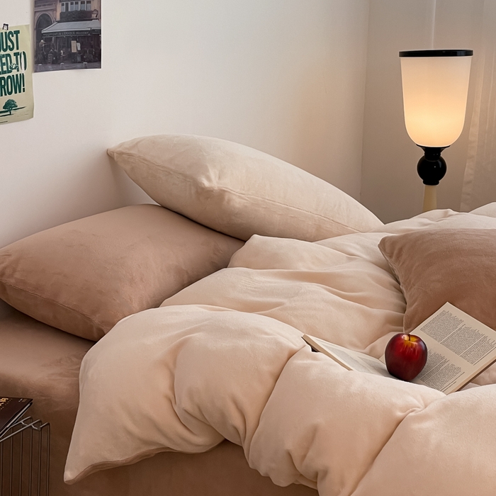 91家纺网 家纺一手货源 找家纺 三朵家纺 2025新款法莱绒混搭四件套 米驼+浅咖