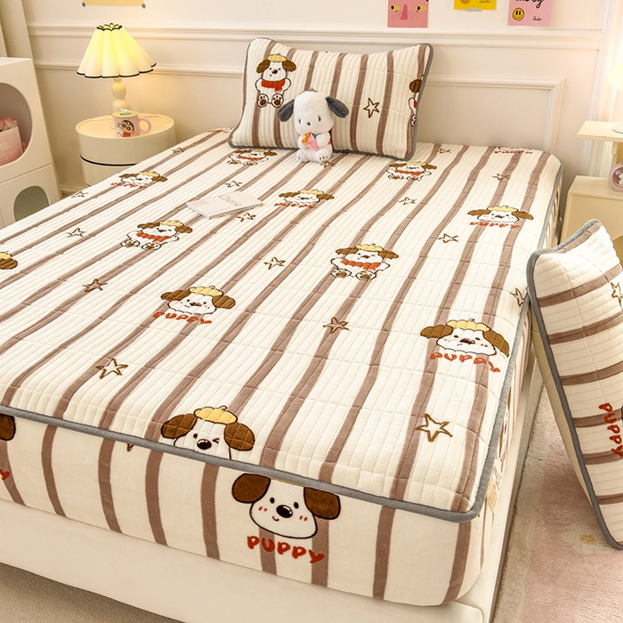 91家纺网 家纺一手货源 找家纺 摩妮卡 2025新款小清新系列印花牛奶绒夹棉床笠三件套 嘟嘟狗