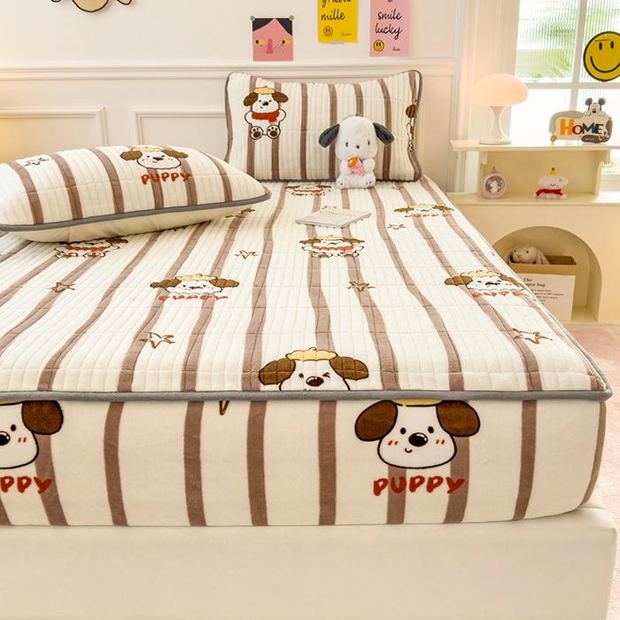 91家纺网 家纺一手货源 找家纺 摩妮卡 2025新款小清新系列印花牛奶绒夹棉床笠三件套 嘟嘟狗