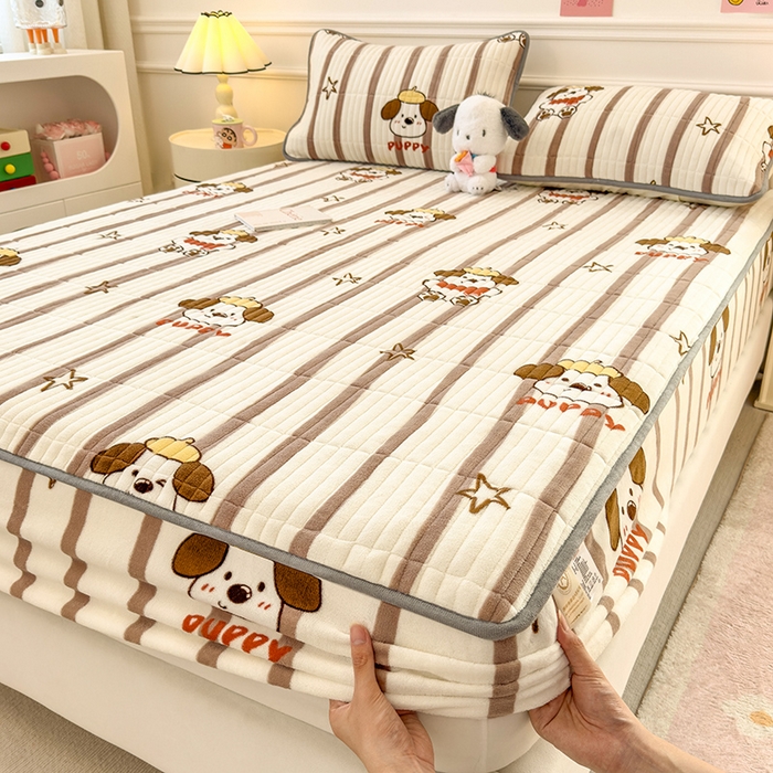 91家纺网 家纺一手货源 找家纺 摩妮卡 2025新款小清新系列印花牛奶绒夹棉床笠三件套 嘟嘟狗